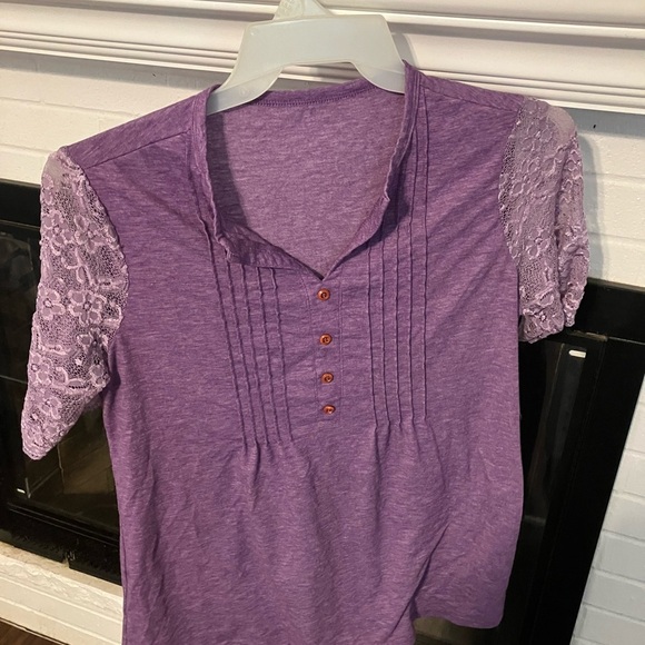 Tops - Size lg violet top with short lace sleeves